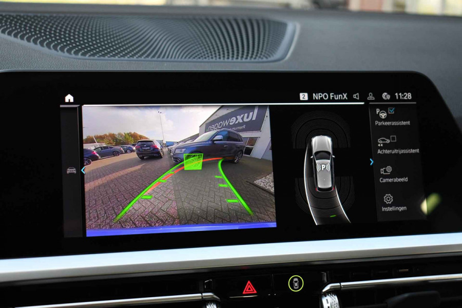 BMW 3 Serie Touring 330e xDrive M-Sport Pano Trekh El-zetels HUD Laser 19inch Adp-onderstel