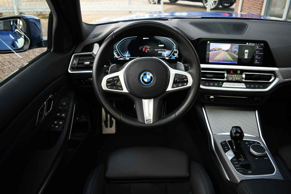 BMW 3 Serie Touring 330e xDrive M-Sport Pano Trekh El-zetels HUD Laser 19inch Adp-onderstel
