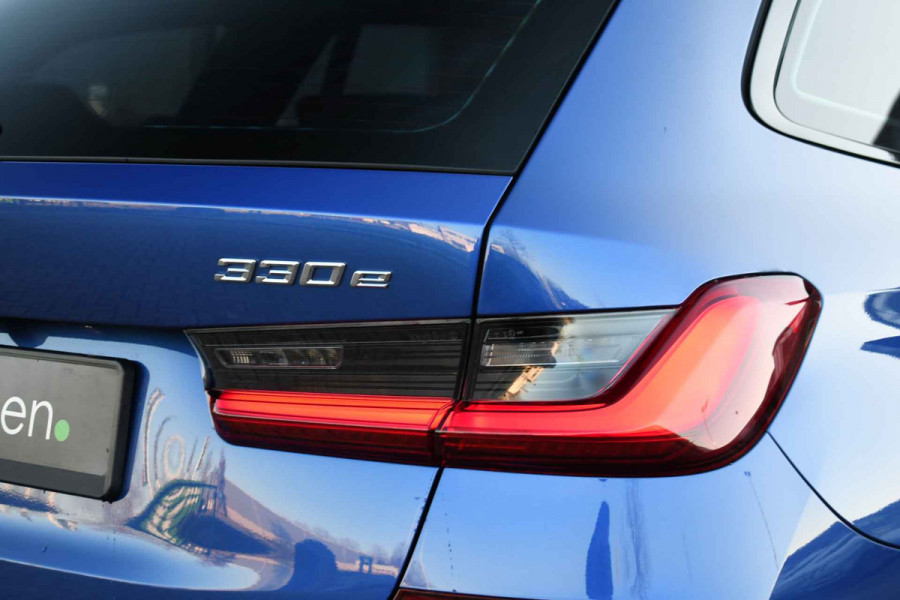 BMW 3 Serie Touring 330e xDrive M-Sport Pano Trekh El-zetels HUD Laser 19inch Adp-onderstel