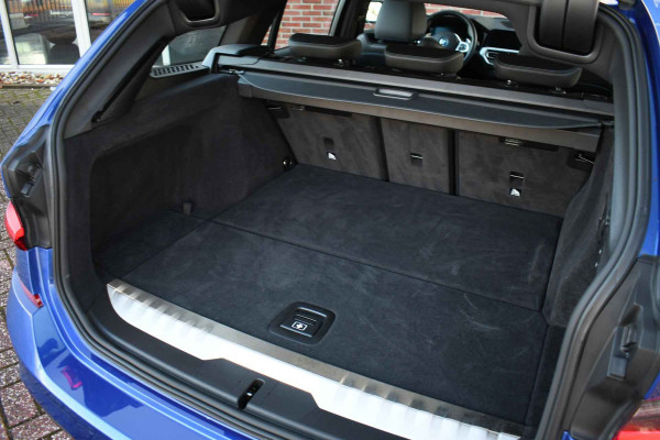 BMW 3 Serie Touring 330e xDrive M-Sport Pano Trekh El-zetels HUD Laser 19inch Adp-onderstel
