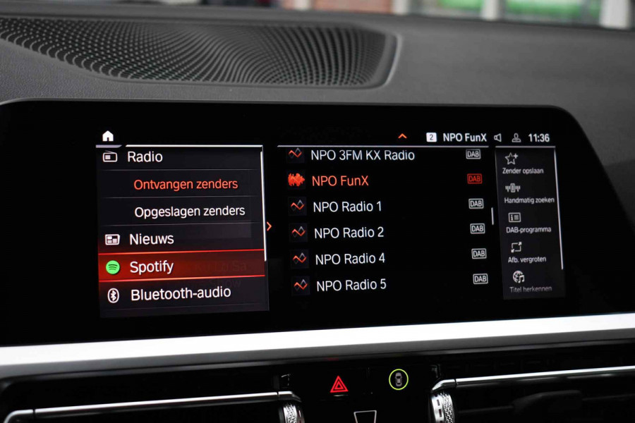 BMW 3 Serie Touring 330e xDrive M-Sport Pano Trekh El-zetels HUD Laser 19inch Adp-onderstel