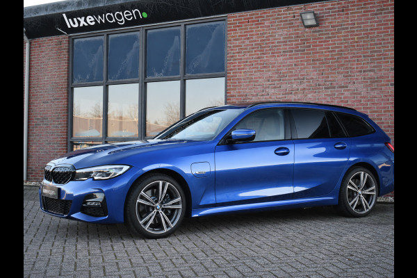 BMW 3 Serie Touring 330e xDrive M-Sport Pano Trekh El-zetels HUD Laser 19inch Adp-onderstel