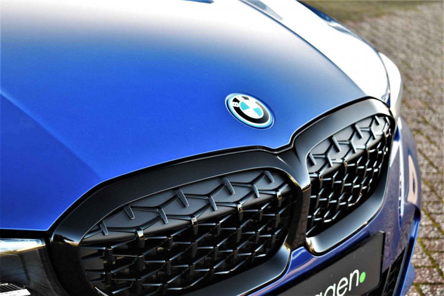 BMW 3 Serie Touring 330e xDrive M-Sport Pano Trekh El-zetels HUD Laser 19inch Adp-onderstel