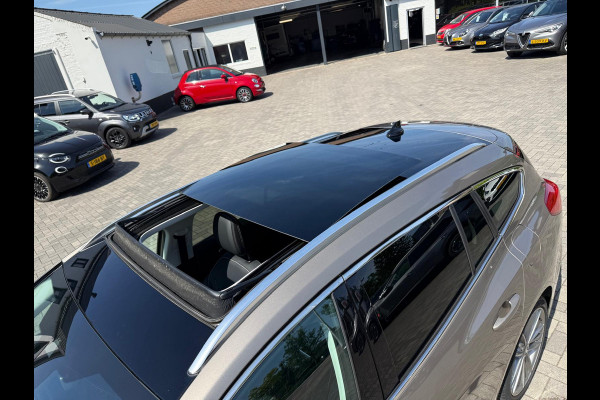 Ford FOCUS Wagon 1.5 AUT Vignale | Open dak | Trekhaak |
