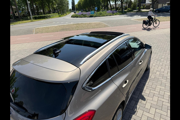 Ford FOCUS Wagon 1.5 AUT Vignale | Open dak | Trekhaak |