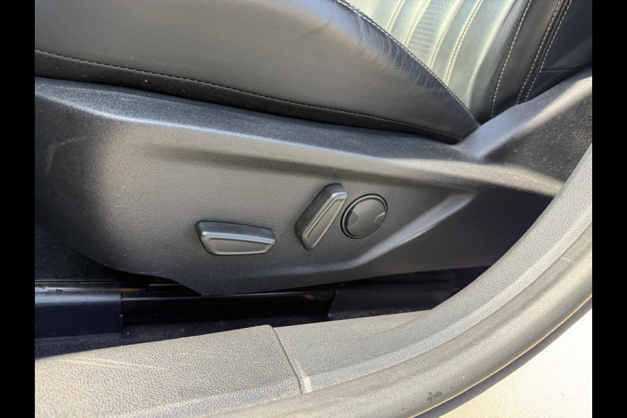Ford FOCUS Wagon 1.5 AUT Vignale | Open dak | Trekhaak |