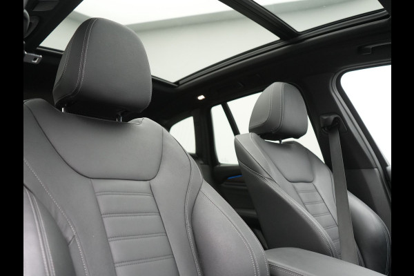 BMW X3 xDrive30e M Sport PHEV 293pk Dealer O.H. | Trekhaak Af Fabriek | Panodak | Head Up | Adaptive Cruise | 360 Camera | Harman / Kardon | Adaptief Onderstel | Lederen Sportstoelen Memory & Verwarmd | Keyless | Blis | Sfeerverlichting |  Plug In Hybrid |