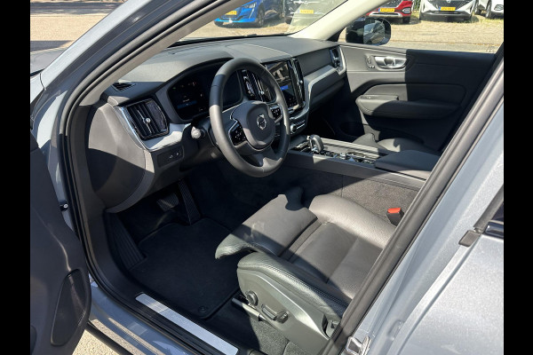 Volvo XC60 2.0 T6 Plug-in hybrid AWD R-Design | BOMVOL!! | 22K KM!! | STOEL STUURVERWARMING | PANO | ELEK. TREKHAAK | ADAP. CRUISRE | MEM. STOELEN | ACHTERBANK VERWARMD | ELEK. ACHTERKLEP | 12 MND BOVAG GARANTIE | DEALER ONDERHOUDEN |
