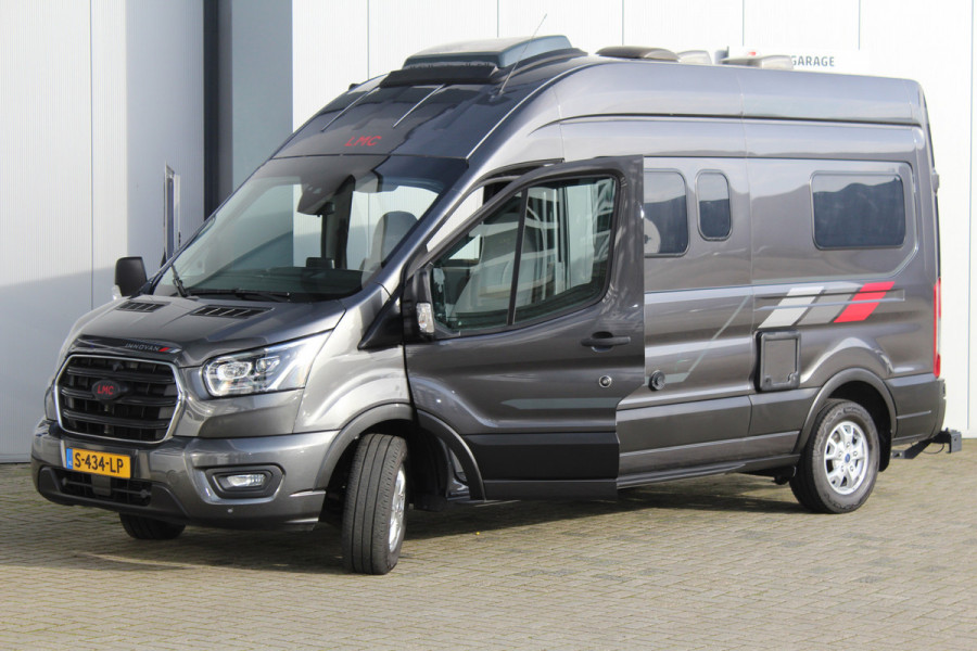 Ford LMC C590 'Innovan' Buscamper. Geniet van de vrijheid ! Geweldig mooie LMC buscamper ! V.v. de krachtige 170pk Ford dieselmotor. Airco, voorraamverw., Xenon verlichting, trekhaak, luifel, metallic lak, LM wielen, garage, camera, adapt. cruise cntrl, lane assist, koel-, vriesvak, toilet, kookgelegenheid etc.
