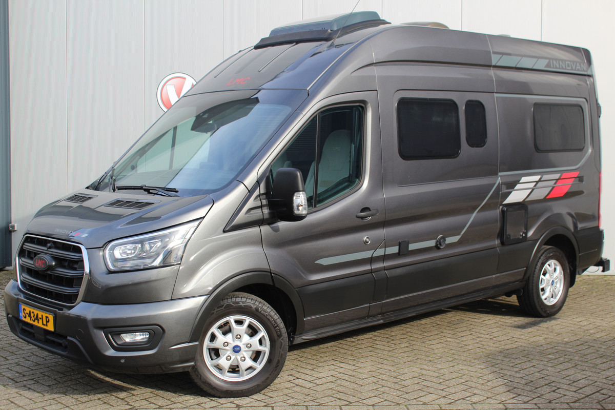 Ford LMC C590 'Innovan' Buscamper. Geniet van de vrijheid ! Geweldig mooie LMC buscamper ! V.v. de krachtige 170pk Ford dieselmotor. Airco, voorraamverw., Xenon verlichting, trekhaak, luifel, metallic lak, LM wielen, garage, camera, adapt. cruise cntrl, lane assist, koel-, vriesvak, toilet, kookgelegenheid etc.