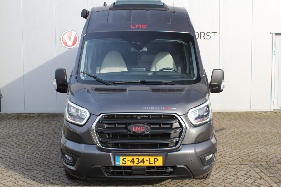 Ford LMC C590 'Innovan' Buscamper. Geniet van de vrijheid ! Geweldig mooie LMC buscamper ! V.v. de krachtige 170pk Ford dieselmotor. Airco, voorraamverw., Xenon verlichting, trekhaak, luifel, metallic lak, LM wielen, garage, camera, adapt. cruise cntrl, lane assist, koel-, vriesvak, toilet, kookgelegenheid etc.