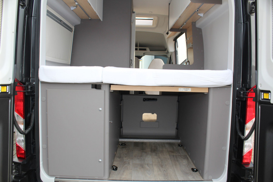 Ford LMC C590 'Innovan' Buscamper. Geniet van de vrijheid ! Geweldig mooie LMC buscamper ! V.v. de krachtige 170pk Ford dieselmotor. Airco, voorraamverw., Xenon verlichting, trekhaak, luifel, metallic lak, LM wielen, garage, camera, adapt. cruise cntrl, lane assist, koel-, vriesvak, toilet, kookgelegenheid etc.