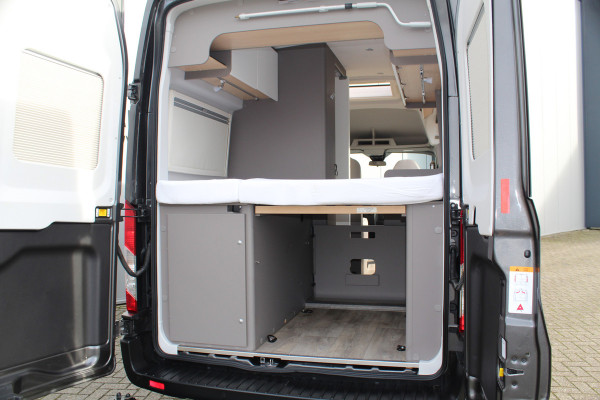 Ford LMC C590 'Innovan' Buscamper. Geniet van de vrijheid ! Geweldig mooie LMC buscamper ! V.v. de krachtige 170pk Ford dieselmotor. Airco, voorraamverw., Xenon verlichting, trekhaak, luifel, metallic lak, LM wielen, garage, camera, adapt. cruise cntrl, lane assist, koel-, vriesvak, toilet, kookgelegenheid etc.