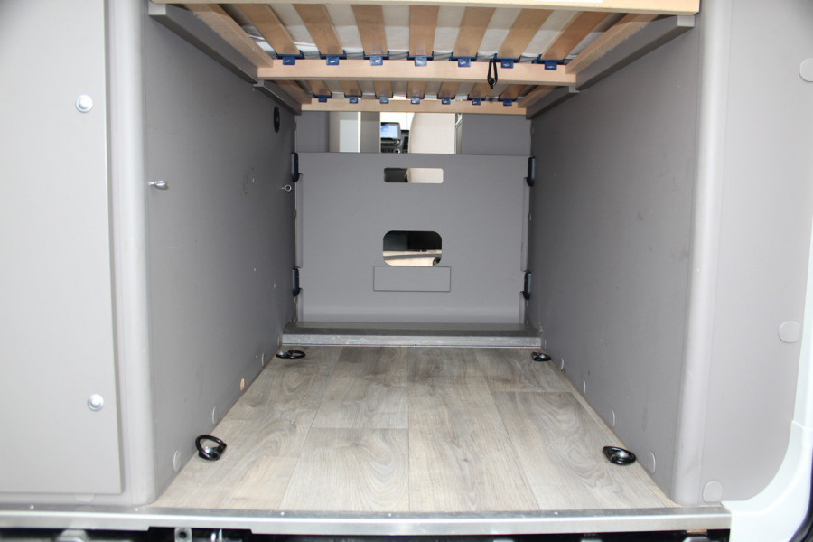 Ford LMC C590 'Innovan' Buscamper. Geniet van de vrijheid ! Geweldig mooie LMC buscamper ! V.v. de krachtige 170pk Ford dieselmotor. Airco, voorraamverw., Xenon verlichting, trekhaak, luifel, metallic lak, LM wielen, garage, camera, adapt. cruise cntrl, lane assist, koel-, vriesvak, toilet, kookgelegenheid etc.