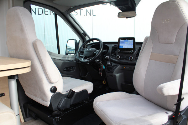 Ford LMC C590 'Innovan' Buscamper. Geniet van de vrijheid ! Geweldig mooie LMC buscamper ! V.v. de krachtige 170pk Ford dieselmotor. Airco, voorraamverw., Xenon verlichting, trekhaak, luifel, metallic lak, LM wielen, garage, camera, adapt. cruise cntrl, lane assist, koel-, vriesvak, toilet, kookgelegenheid etc.