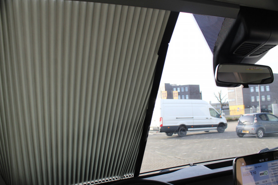Ford LMC C590 'Innovan' Buscamper. Geniet van de vrijheid ! Geweldig mooie LMC buscamper ! V.v. de krachtige 170pk Ford dieselmotor. Airco, voorraamverw., Xenon verlichting, trekhaak, luifel, metallic lak, LM wielen, garage, camera, adapt. cruise cntrl, lane assist, koel-, vriesvak, toilet, kookgelegenheid etc.