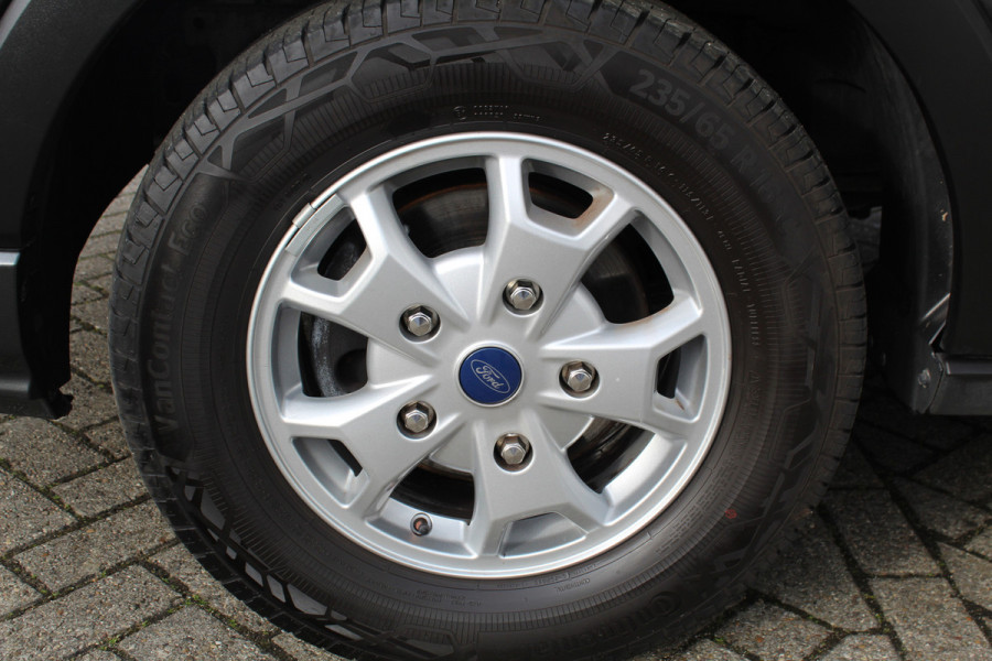 Ford LMC C590 'Innovan' Buscamper. Geniet van de vrijheid ! Geweldig mooie LMC buscamper ! V.v. de krachtige 170pk Ford dieselmotor. Airco, voorraamverw., Xenon verlichting, trekhaak, luifel, metallic lak, LM wielen, garage, camera, adapt. cruise cntrl, lane assist, koel-, vriesvak, toilet, kookgelegenheid etc.