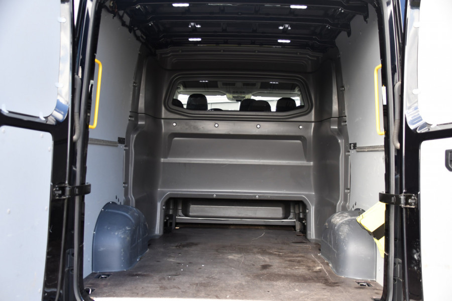 Volkswagen Crafter 35 2.0 TDI L3H2 DC Black Edition Cruise, Camera, Carplay, LED, Clima, Voorruit verwarming, Automaat, 7 Zits, Uniek!