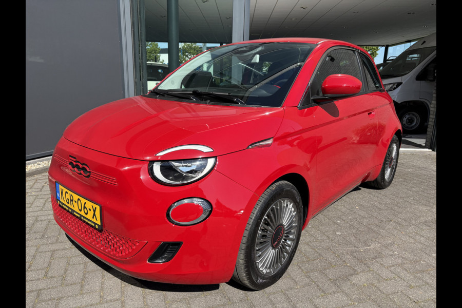 Fiat 500E 24 kWh RED Achteruitrijcamera - Airco - Navigatie - Parkeersensoren achter - Apple carplay - Bluetooth - Cruise control - Keyless start - Led verlichting - Stuur multifunctioneel - Rijstrooksensor - Elektrische ramen