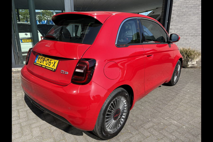 Fiat 500E 24 kWh RED Achteruitrijcamera - Airco - Navigatie - Parkeersensoren achter - Apple carplay - Bluetooth - Cruise control - Keyless start - Led verlichting - Stuur multifunctioneel - Rijstrooksensor - Elektrische ramen