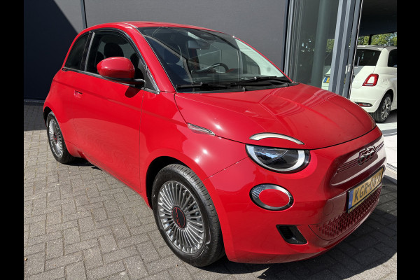 Fiat 500E 24 kWh RED Achteruitrijcamera - Airco - Navigatie - Parkeersensoren achter - Apple carplay - Bluetooth - Cruise control - Keyless start - Led verlichting - Stuur multifunctioneel - Rijstrooksensor - Elektrische ramen