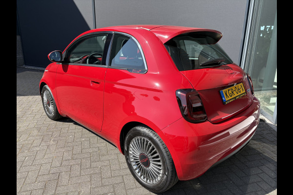 Fiat 500E 24 kWh RED Achteruitrijcamera - Airco - Navigatie - Parkeersensoren achter - Apple carplay - Bluetooth - Cruise control - Keyless start - Led verlichting - Stuur multifunctioneel - Rijstrooksensor - Elektrische ramen