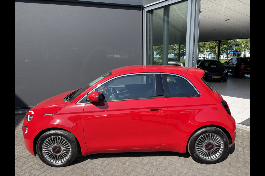 Fiat 500E 24 kWh RED Achteruitrijcamera - Airco - Navigatie - Parkeersensoren achter - Apple carplay - Bluetooth - Cruise control - Keyless start - Led verlichting - Stuur multifunctioneel - Rijstrooksensor - Elektrische ramen