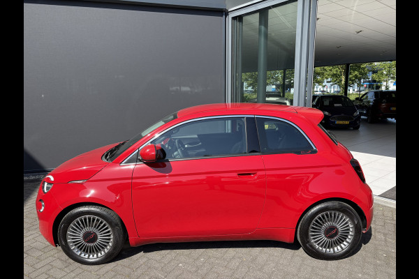 Fiat 500E 24 kWh RED Achteruitrijcamera - Airco - Navigatie - Parkeersensoren achter - Apple carplay - Bluetooth - Cruise control - Keyless start - Led verlichting - Stuur multifunctioneel - Rijstrooksensor - Elektrische ramen