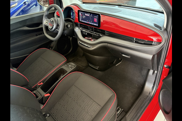 Fiat 500E 24 kWh RED Achteruitrijcamera - Airco - Navigatie - Parkeersensoren achter - Apple carplay - Bluetooth - Cruise control - Keyless start - Led verlichting - Stuur multifunctioneel - Rijstrooksensor - Elektrische ramen