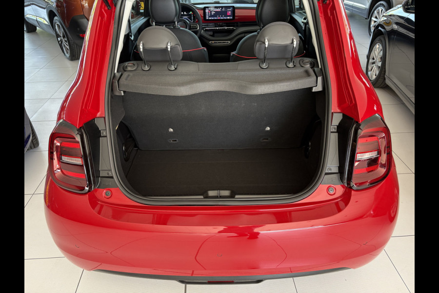 Fiat 500E 24 kWh RED Achteruitrijcamera - Airco - Navigatie - Parkeersensoren achter - Apple carplay - Bluetooth - Cruise control - Keyless start - Led verlichting - Stuur multifunctioneel - Rijstrooksensor - Elektrische ramen