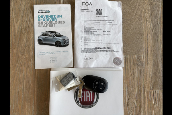 Fiat 500E 24 kWh RED Achteruitrijcamera - Airco - Navigatie - Parkeersensoren achter - Apple carplay - Bluetooth - Cruise control - Keyless start - Led verlichting - Stuur multifunctioneel - Rijstrooksensor - Elektrische ramen