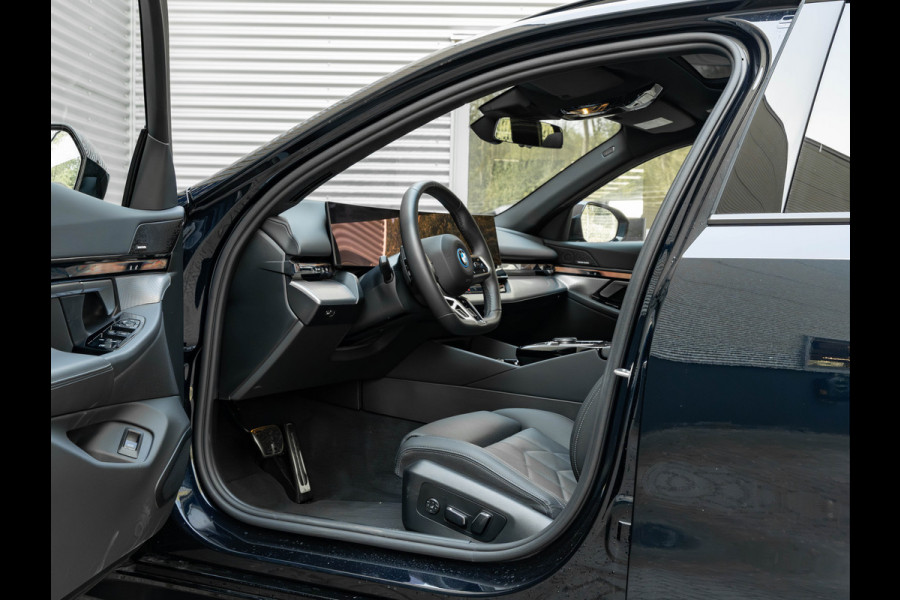 BMW 5 Serie Touring 530e M-Sport Pro - Pano - 21 inch - Head-up - Trekhaak - Harman Kardon