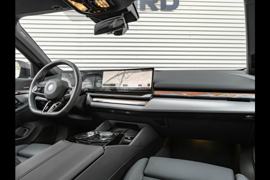 BMW 5 Serie Touring 530e M-Sport Pro - Pano - 21 inch - Head-up - Trekhaak - Harman Kardon