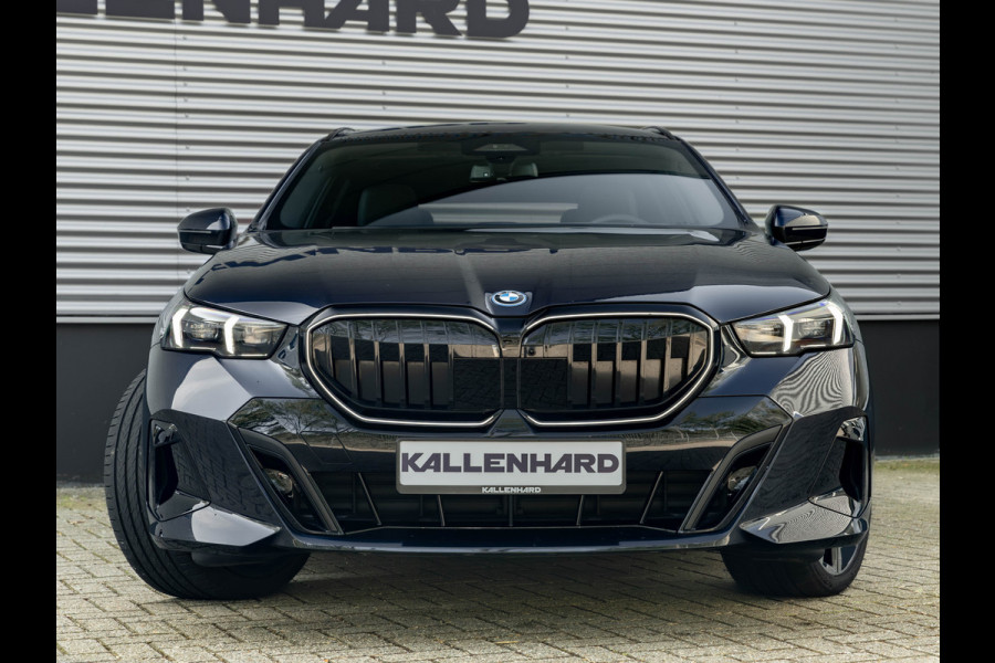 BMW 5 Serie Touring 530e M-Sport Pro - Pano - 21 inch - Head-up - Trekhaak - Harman Kardon