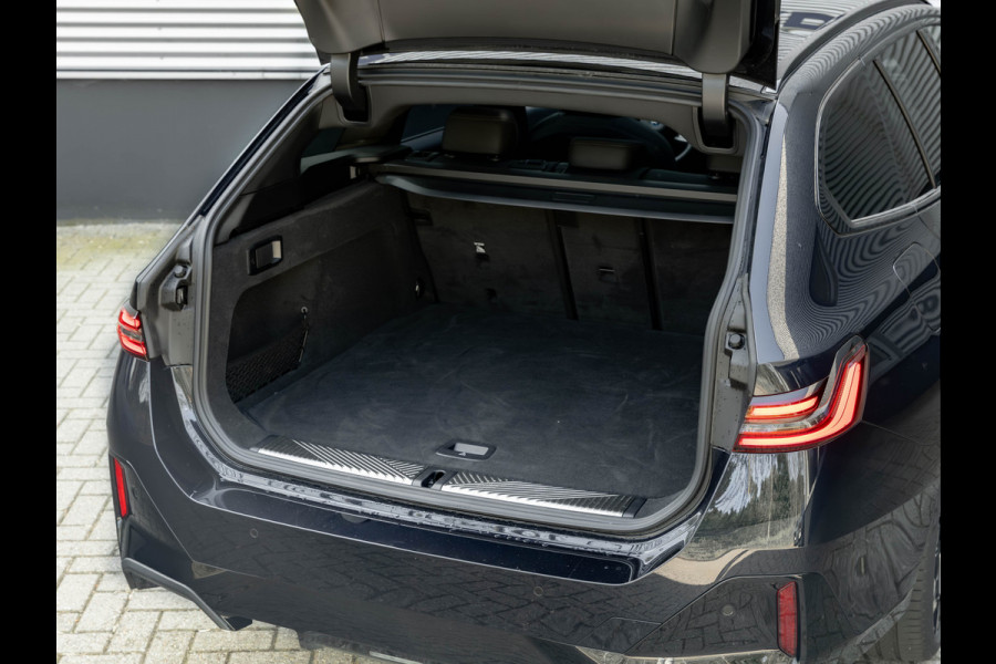 BMW 5 Serie Touring 530e M-Sport Pro - Pano - 21 inch - Head-up - Trekhaak - Harman Kardon