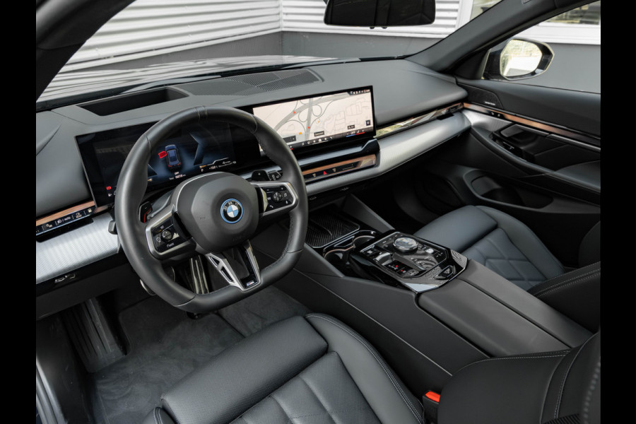 BMW 5 Serie Touring 530e M-Sport Pro - Pano - 21 inch - Head-up - Trekhaak - Harman Kardon