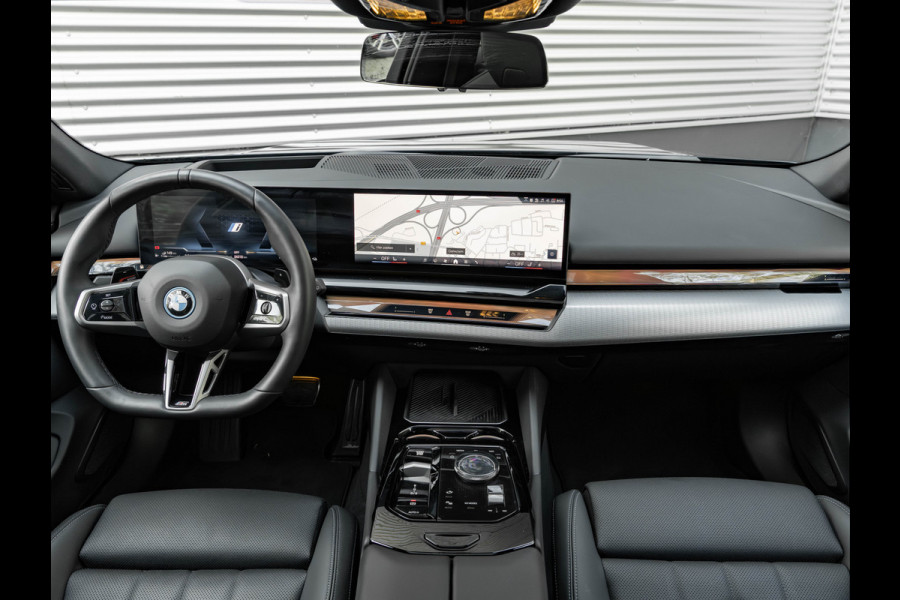 BMW 5 Serie Touring 530e M-Sport Pro - Pano - 21 inch - Head-up - Trekhaak - Harman Kardon