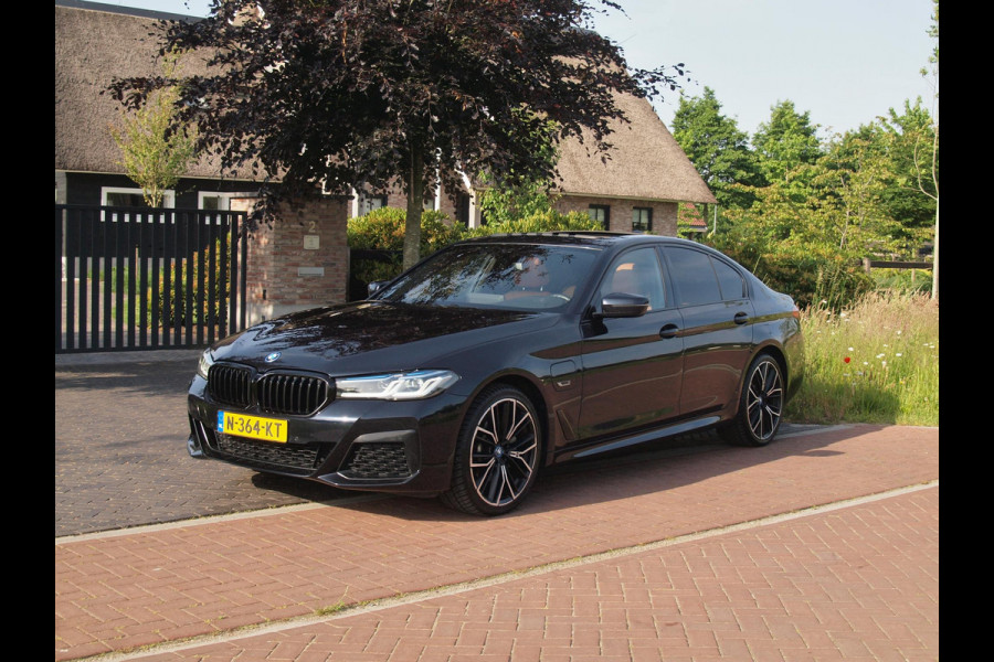 BMW 5 Serie 530e Business Edition Plus | Panoramadak | Sfeerverlichting | Laser LED | Apple Carplay |