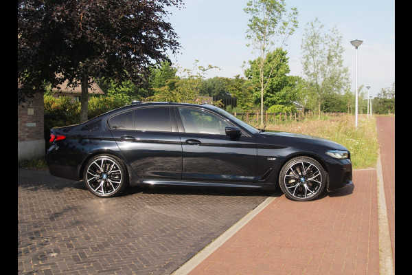 BMW 5 Serie 530e Business Edition Plus | Panoramadak | Sfeerverlichting | Laser LED | Apple Carplay |