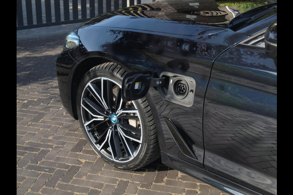 BMW 5 Serie 530e Business Edition Plus | Panoramadak | Sfeerverlichting | Laser LED | Apple Carplay |