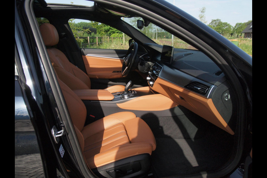 BMW 5 Serie 530e Business Edition Plus | Panoramadak | Sfeerverlichting | Laser LED | Apple Carplay |