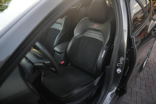 Ford Focus 2.3 EcoBoost ST-X MK4 Virtual Teller Automaat | Panorama | HUD | ACC | Performance Seats | Camera | Winter Pack