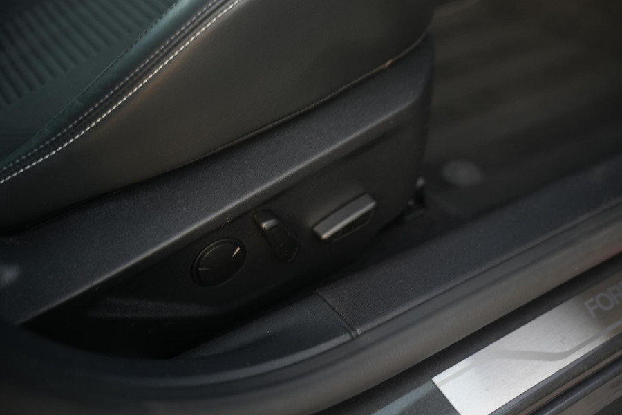 Ford Focus 2.3 EcoBoost ST-X MK4 Virtual Teller Automaat | Panorama | HUD | ACC | Performance Seats | Camera | Winter Pack