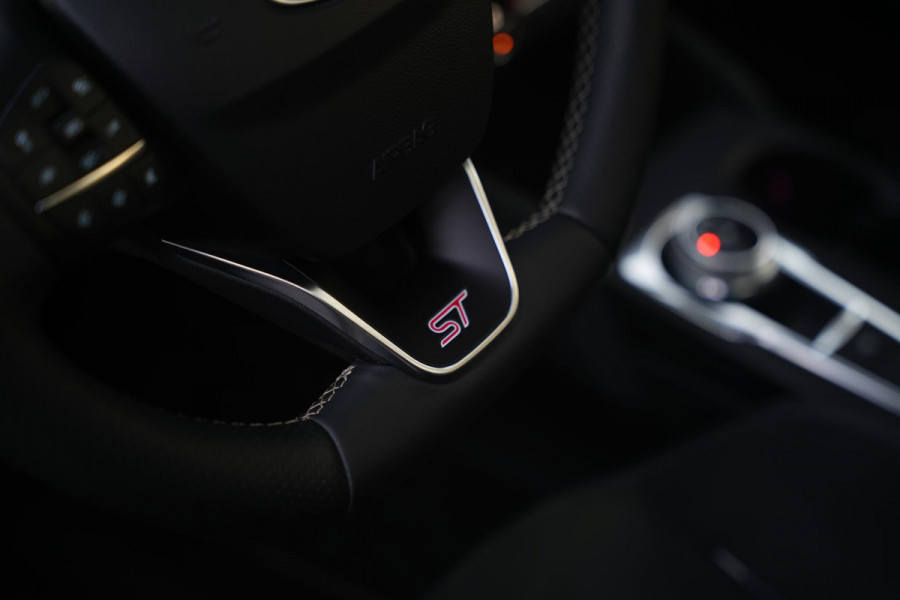 Ford Focus 2.3 EcoBoost ST-X MK4 Virtual Teller Automaat | Panorama | HUD | ACC | Performance Seats | Camera | Winter Pack