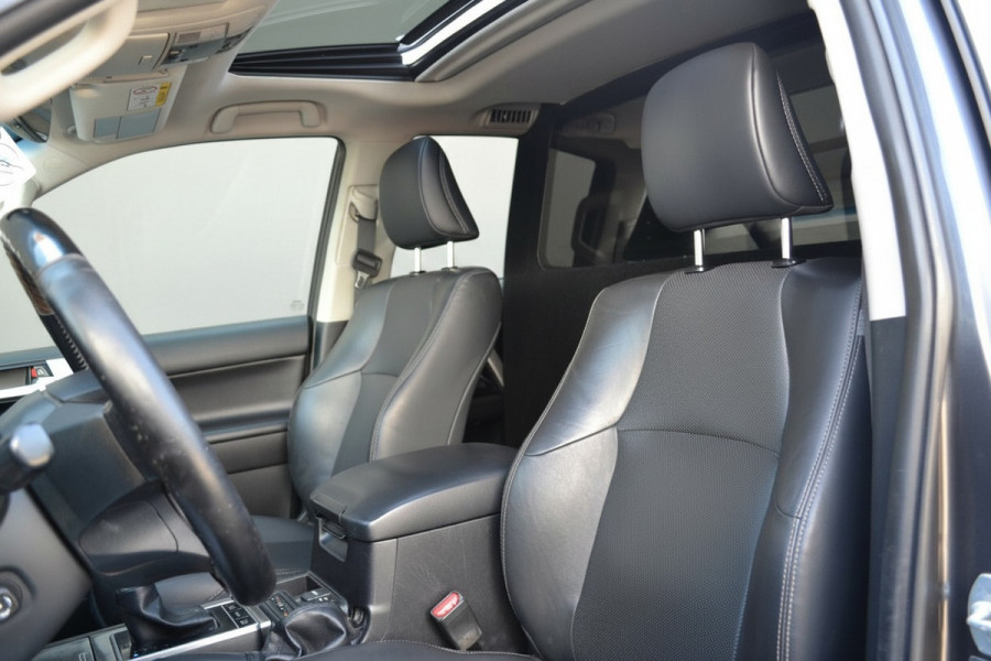 Toyota Land Cruiser 150 2.8 D-4D-F Executive Window Van