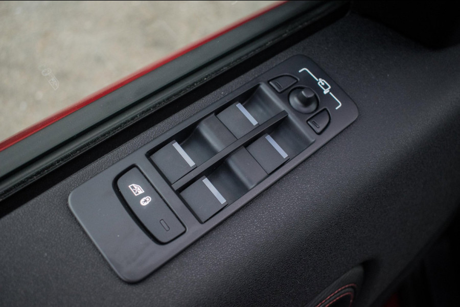 Land Rover Discovery Sport P300e 1.5 R-Dynamic Black Pack HSE NL-auto [ 1e Eigenaar Pano Adaptive Cruise Meridian Trekhaak ]