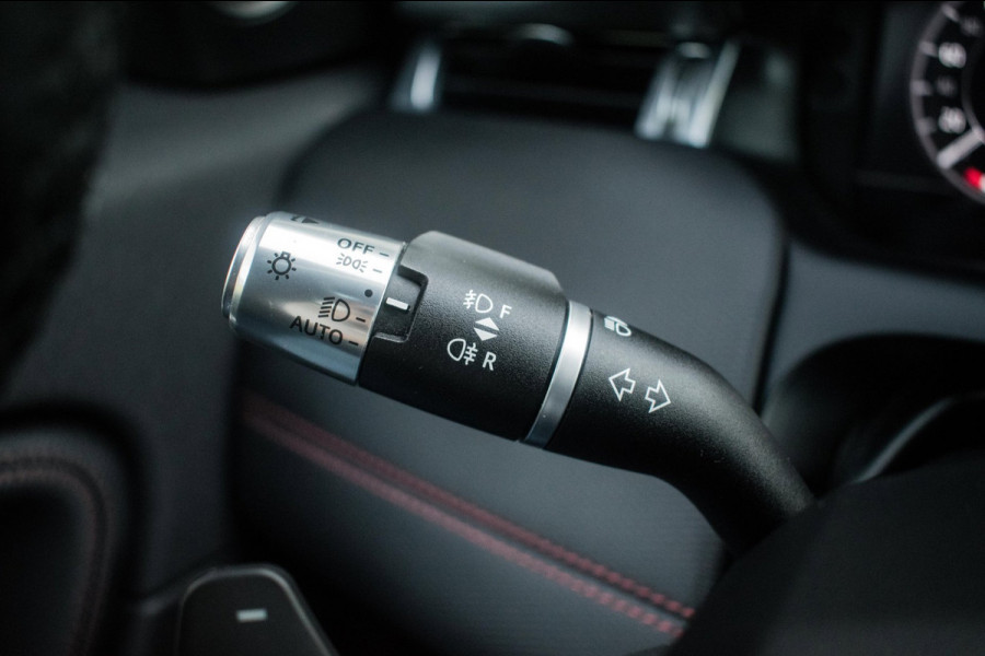 Land Rover Discovery Sport P300e 1.5 R-Dynamic Black Pack HSE NL-auto [ 1e Eigenaar Pano Adaptive Cruise Meridian Trekhaak ]