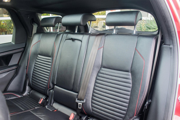 Land Rover Discovery Sport P300e 1.5 R-Dynamic Black Pack HSE NL-auto [ 1e Eigenaar Pano Adaptive Cruise Meridian Trekhaak ]