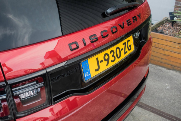 Land Rover Discovery Sport P300e 1.5 R-Dynamic Black Pack HSE NL-auto [ 1e Eigenaar Pano Adaptive Cruise Meridian Trekhaak ]