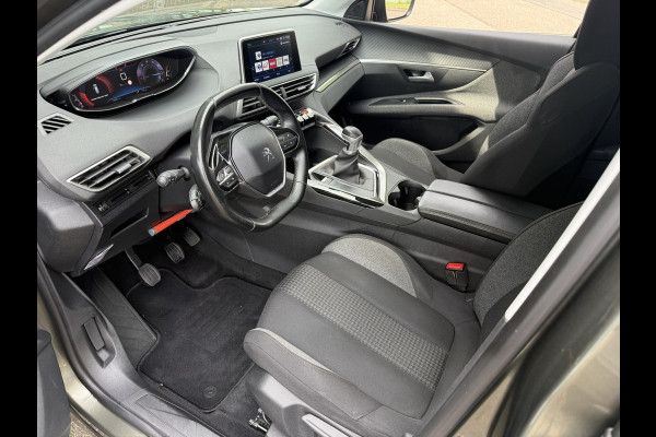 Peugeot 5008 1.2 PureTech Blue Lease Executive ** Trekhaak ** 7-persoons ** Navigatie ** NAP!!